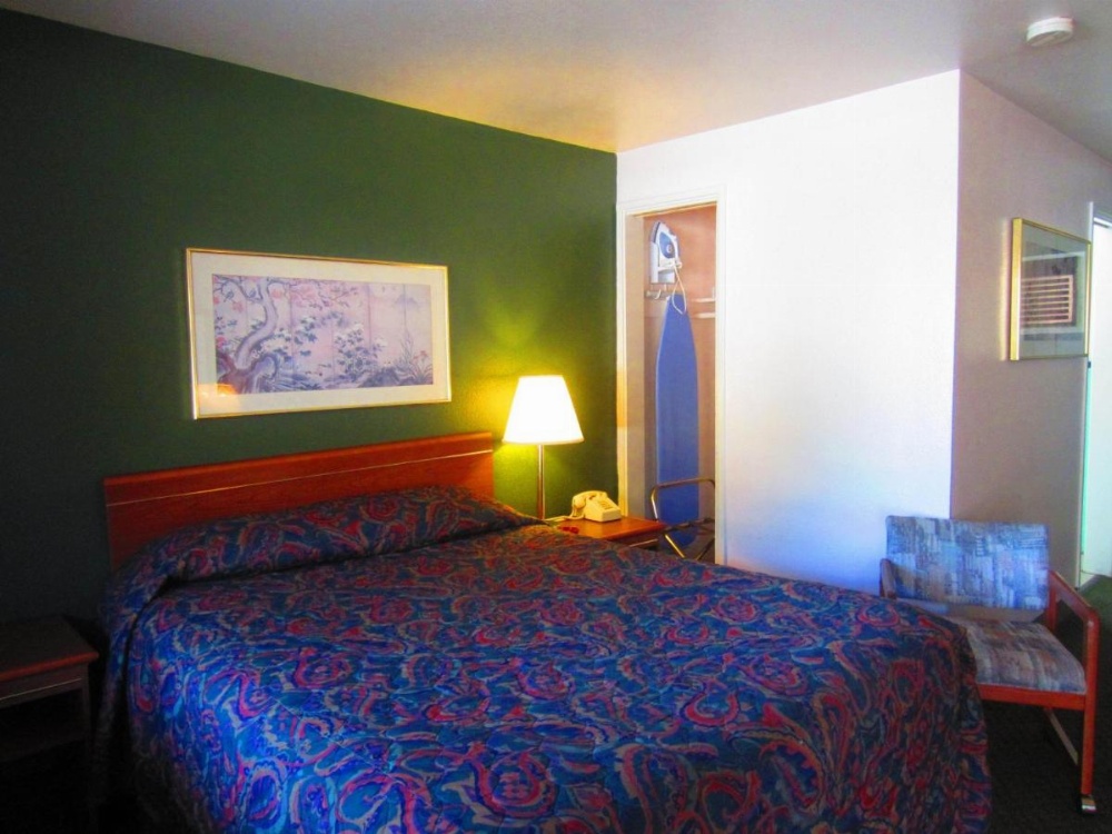 Queen Room - Non-Smoking